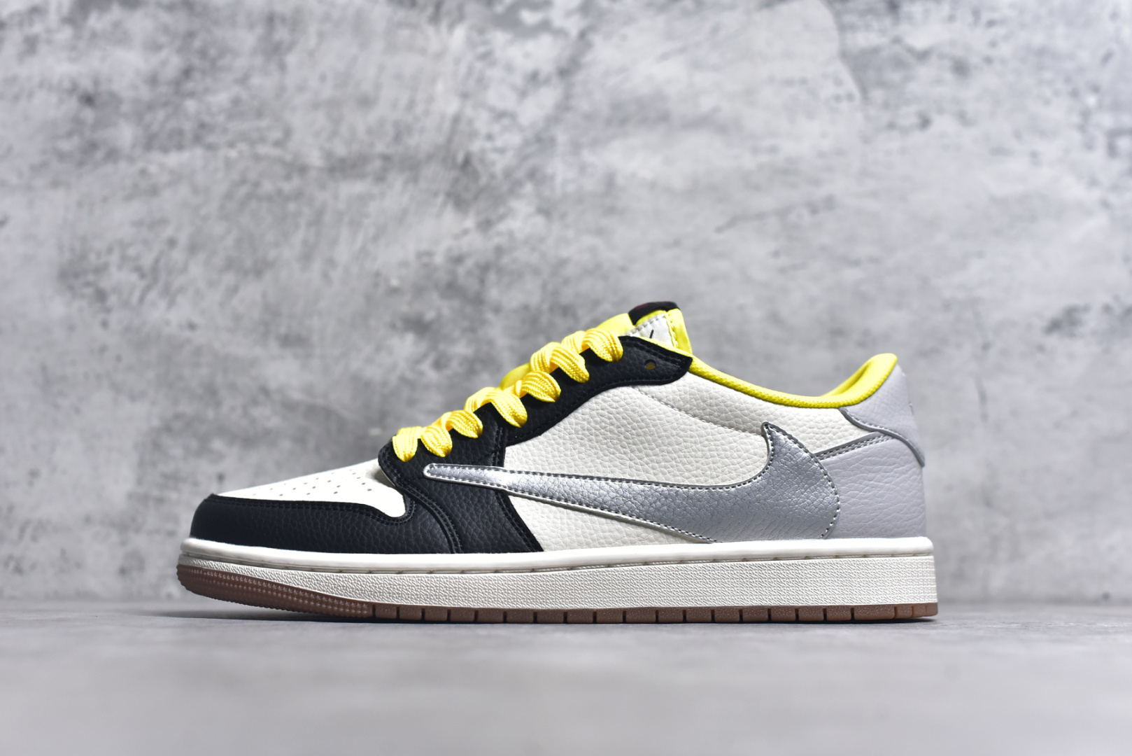 ▪🐼权威实拍💯#SJ36860
新货🚀#Travis Scott x Fragment Design x Air Jordan 1 Low OG SP AJ1联名款 低帮文化休闲板鞋 DN6901-095
#多方联名合作融合了Travis Scott 独特的音乐风格，藤原浩个性的设计风格以及Jordan品牌的经典元素 使其成为一双具有独特身份和价值的鞋子 清新而立体的外观加上联名标识更突出了其独特身份 这种配色方案显示出活力和时尚感 在视觉上引人注目  鞋身的质感和细腻的细节处理使其显得高端而格调十足  这款“倒钩”联名是设计与创意完美结合  融合多方的个性风格是一款备受瞩目的潮流鞋款
尺码：36 36.5 37.5 38 38.5 39 40 40.5 41 42 42.5 43 44 44.5 45 9.E5