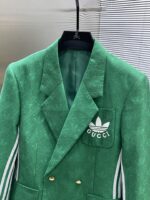 GUCCI 2025 new suit, high-end version! Customized fabrics for counters have high breathability and comfort, impeccable details, and brand element design concepts, reflecting high quality. Delicate and soft to the touch! Presenting casual tailoring, the upper body design is superb! Size range: 48-58 - Image 4