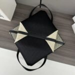 L⊚℮w℮新款🆕 Puzzle Fold手袋  手袋从品牌经典手袋系列的几何线条汲取灵感含几何建筑美感的镶片重新诠释，经巧呈现能够完全扁平折叠，可谓旅行品牌运用创意巧思打造柔软轻盈的手袋，此版本采用棉质提花，搭配牛皮革提手 🉑️肩背或手提 植物衬里*L⊚℮w℮刺绣
size:25.5*14.5*31.5CＭ
型号：052404 - Image 7