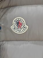 。特级羽绒⬆️Moncler x Christopher Raxxy 明星同款 男女款3D绗缝拉链羽绒马甲. 
🎁出厂标配全套柜台礼盒包装.升级原版磁吸礼盒.
这款羽绒是Moncler xChristopher Raxxy系列的男女同款单品，装饰元素传达了梦想阶梯的设计理念。
演员周雨彤、王安宇倾情演绎“梦幻楼梯”设计理念.
这款立体绗缝羽绒马甲采用轻质抗撕裂面料制成，由品牌携手
Christopher Raxxy合作打造。此款羽绒外套设计源自螺旋楼梯，其装饰元素代表着蜿蜒曲折的命运台阶。
详情
•采用轻质抗撕裂面料制成
•细密抗撕裂面料衬里
•拉链开和
•隐藏式口袋
•防风门襟
•拉链开合
•绗缝贴片，填充羽绒
•联名毛毡标识贴片
Size : 0-4黑色/浅蓝/奶白/三色入.情侣款 - Image 4
