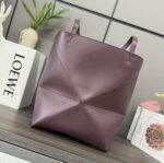L⊚℮w℮新款🆕小号 亮面牛皮革 Puzzle Fold Tote采用标志性包袋的标志性几何线条，并通过图形和建筑面板重新设计它们 使包完全可以折叠平整，饰有低调的 L⊚℮w℮品牌标志，🉑️肩背或手提 绒面革衬里L⊚℮w℮烫金。
size:25.5*14.5*31.5CＭ
型号：052316A - Image 3