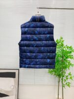 💰 加拿大鹅 Canada Goose 秋冬新款羽绒马甲 
搭配毛衣 卫衣 保暖同时毫无束缚感
采用国标95白鸭绒
轻薄飘逸 给你全方位的温暖！
上身颜值更有水准的洋气
让温暖和风度同行
中心线多重车线呈严整对称 谨守温馨守候 
胸前logo点缀着整件马甲！ 
独特之味道深入骨髓.减龄又十足保暖 既视感简单大气 男女同款 码数：XS-2XL - Image 9
