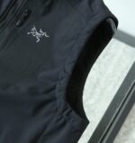ARC Bird's Daily Series 25 Autumn New Outdoor Windproof Inner Fleece Vest! A very familiar style! Simple and atmospheric, casual outdoor full function lightweight and warm vest! Highly recommended to everyone is the TR outer layer, which is easy to compress, quick drying, and ventilated, with a lightweight and wear-resistant material that is windproof! Functional diversification! In addition to excellent warmth retention, the wearability and upper body effect are also quite good! As a versatile cushion, it's okay to close your eyes and collect without any problem!! The lining is made of functional Polatec fleece lining! Efficient insulation! Lighter and warmer! Ventilation, breathability, elasticity, softness, delicacy, and strong comfort inside the velvet. More importantly, it does not shed or generate static electricity! Lightweight and breathable, with innate water repellent performance, even if the entire garment is wet, it still provides good warmth!! Zipper placket and pocket zipper are not to be chosen, precise fit and slim fit, comfortable and flexible upper body, convenient for daily travel and sports![Color] Black, Grey, Blue【 Size 】 M-3XL/25128 - Image 7