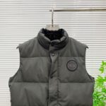 💰Canada Goose加拿大鹅男女同款羽绒马甲
➖ 正品同步防伪芯片感应！
➖ 进口百灵达绣花机定制万针绣花标！
➖ 进口21支涤棉混纺原厂面料，采用Feather-Light 10D防水涂层面料，由84.5的聚酯纤维和15.5的棉制成，100%全网最好手感！
➖ 正品官网同步国标95白鸭绒！等一系列误导！
➖ 100%尼龙nylon里布双重双层封禁设计，防止跑绒，领口及口袋内里采用顶级摇粒绒保暖又舒适！
➖ 吉田YKK客供原厂定制电镀拉头，双向可锁定拉链，紧实顺滑不掉漆！
➖ 3M复合原版魔术贴经久耐用，辅料五金全部拆版定做！
尺码：XS-XXL - Image 2