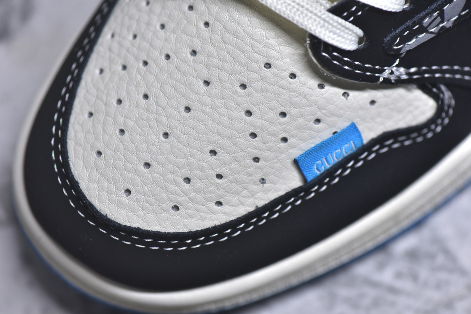▪细节鉴定
Travis Scott x Fragment Design x Air Jordan 1 Low OG SP AJ1 古驰联名 蓝黑花勾 低帮文化休闲板鞋