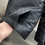 Louis Vuitton LV 2025ss Spring and Autumn new suit, high-end version! Customized fabrics for counters have high breathability and comfort, impeccable details, and brand element design concepts, reflecting high quality. Delicate and soft to the touch! Presenting casual tailoring, the upper body design is superb! Sizes: 48-56 can be paired with a set - Image 4