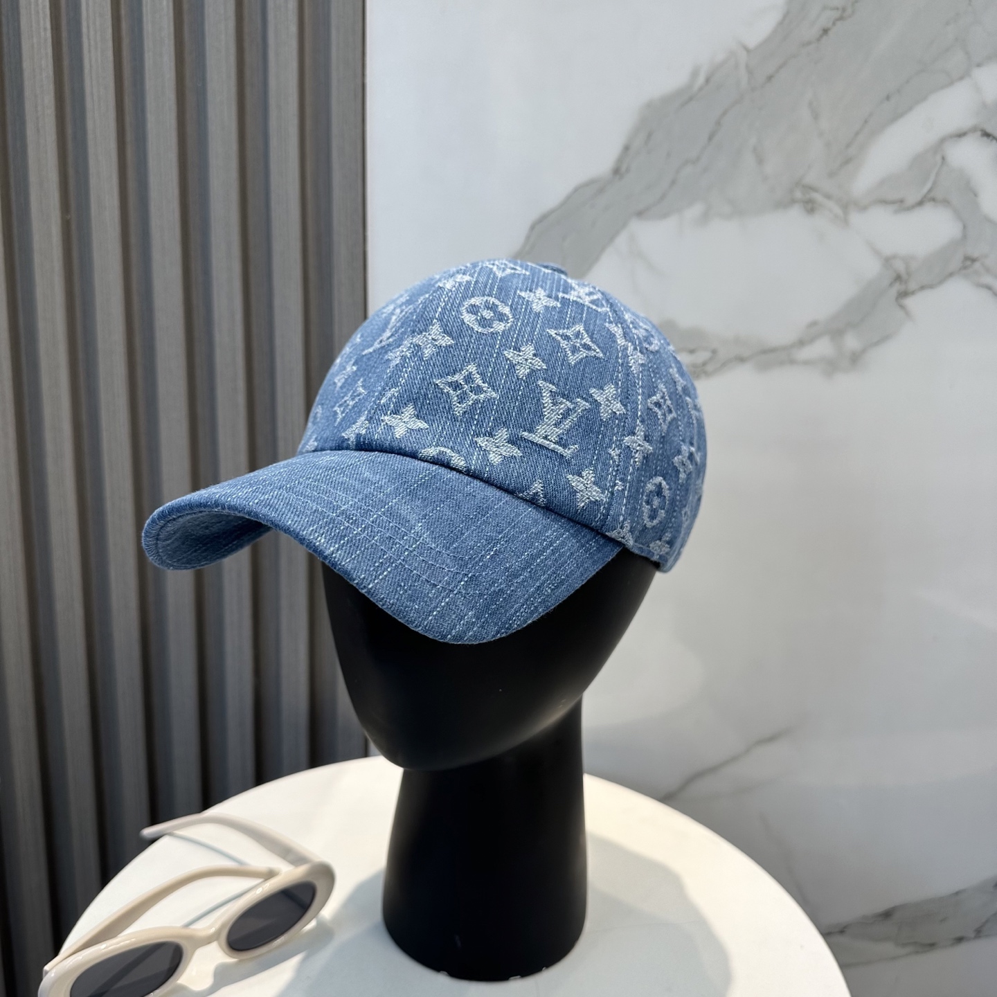 LV路易威登官网同步高版本 新款牛仔棒球帽🧢
火爆技术升级，洗水牛仔风街头风十足
更符合现在时尚小哥哥小姐姐的style，机场街拍超飒！