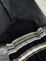 🆕- This knitted sweater weaves a Mediterranean breeze into the wardrobeWhen 10 cotton yarns and 46 blended yarns meet on a seven needle jacquard machine, the three yarns begin to weave a dialogue about material and color. Navy blue and navy blue cotton yarn have a rough and rustic feel, like the late night waters of the Adriatic Sea; The addition of 3.7% mulberry silk and wool in the light camel colored blended yarn gives the striped edges a subtle luster, reminiscent of the sparkling waves at sunset in Venice.When the weight of 580 grams is unfolded in the hand, one can feel the delicate balance between the stiffness of cotton and the softness of blended yarn. The vertical jacquard woven alternately with osmanthus needles and hanging needles forms a subtle texture on the navy blue background, resembling the outline of Venetian architecture seen through blinds. The white version is like a linen cloth sprinkled with sunlight, and the collision of the three materials is portrayed more clearly on a pure white canvas.The curvature of the round neck continues the elegant tradition of Italian tailoring, neither tightening the neck nor maintaining sharp lines. The contraction process of the hem keeps the hem of the garment firmly attached to the waist, and it will not move up whether you lift your hand or turn around. To support the muscles and bones with 10 strands of cotton yarn, to outline with delicate 46 strands of blended yarn, and to add luster and mulberry silk embellishment - this knitted sweater weaves the advantages of different materials into the same picture.The navy blue version paired with white pants is a classic Mediterranean style, while the white version paired with dark gray trousers can instantly switch to Milan style urban elegance. The intentions hidden in the texture of osmanthus needles, yarn blending, and precise weight all need to be personally felt in the cool autumn breeze to fully understand. While others are still struggling with the basic knitwear, this three layered jacquard sweater has already captivated the eyes of those who understand it with its sense of layering.In the current era of fast fashion proliferation, a blend knit that becomes softer and skin friendly with increasing wear is the truly worthwhile wardrobe evergreen tree to invest in. Jay Ya uses this piece to prove that a sophisticated sense of leisure allows every material to find the most comfortable expression in fabric.Color: White navy blue174-140 upper body size LSize: M-XXXL (48-56)Style number: FXZZ8688M size bust circumference 104 shoulder width 46.5 sleeve length 56 garment length 64.5Size L Chest circumference 108 Shoulder width 48 Sleeve length 57 Clothing length 66XL bust circumference 112 shoulder width 49.5 sleeve length 58 garment length 67.5XXL chest circumference 116 shoulder width 51 sleeve length 59 garment length 68.5XXXL bust circumference 120 shoulder width 52.5 sleeve length 60 garment length 69.5 - Image 5