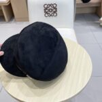 Lv路易威登秋冬款时尚个性保暖鹿茸皮显瘦平顶帽子女网红皮带磨毛鸭舌帽减龄 - Image 6