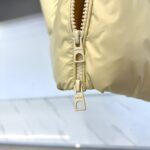 Mon蒙口（鹅绒）、2025秋冬新品 | MONCLE羽绒马甲。

米白色立领设计搭配顺滑拉链系统，正面采用100%锦纶防风面料，背面运用亮黄色轻量材质形成撞色美学。填充90%鹅绒与10%羽毛的黄金配比，绒朵蓬松度达600+FP，充绒量精准适配5℃至-5℃环境。左胸点缀经典立体刺绣徽章，两侧斜插口袋以隐藏式拉链保持流畅线条。

双面不同配色实现一衣多穿场景：米白面可搭配同色系针织衫演绎都市极简风，亮黄面翻转后瞬间提升视觉活力。立体剪裁确保活动自由度，台湾盟可睐有限公司精工制造，通过RN116347质量追溯体系。从防泼水锦纶到鹅绒填充，诠释蒙口将高山机能基因融入日常穿着的设计哲学。1-5码（模特173，143斤上身2码） - Image 6