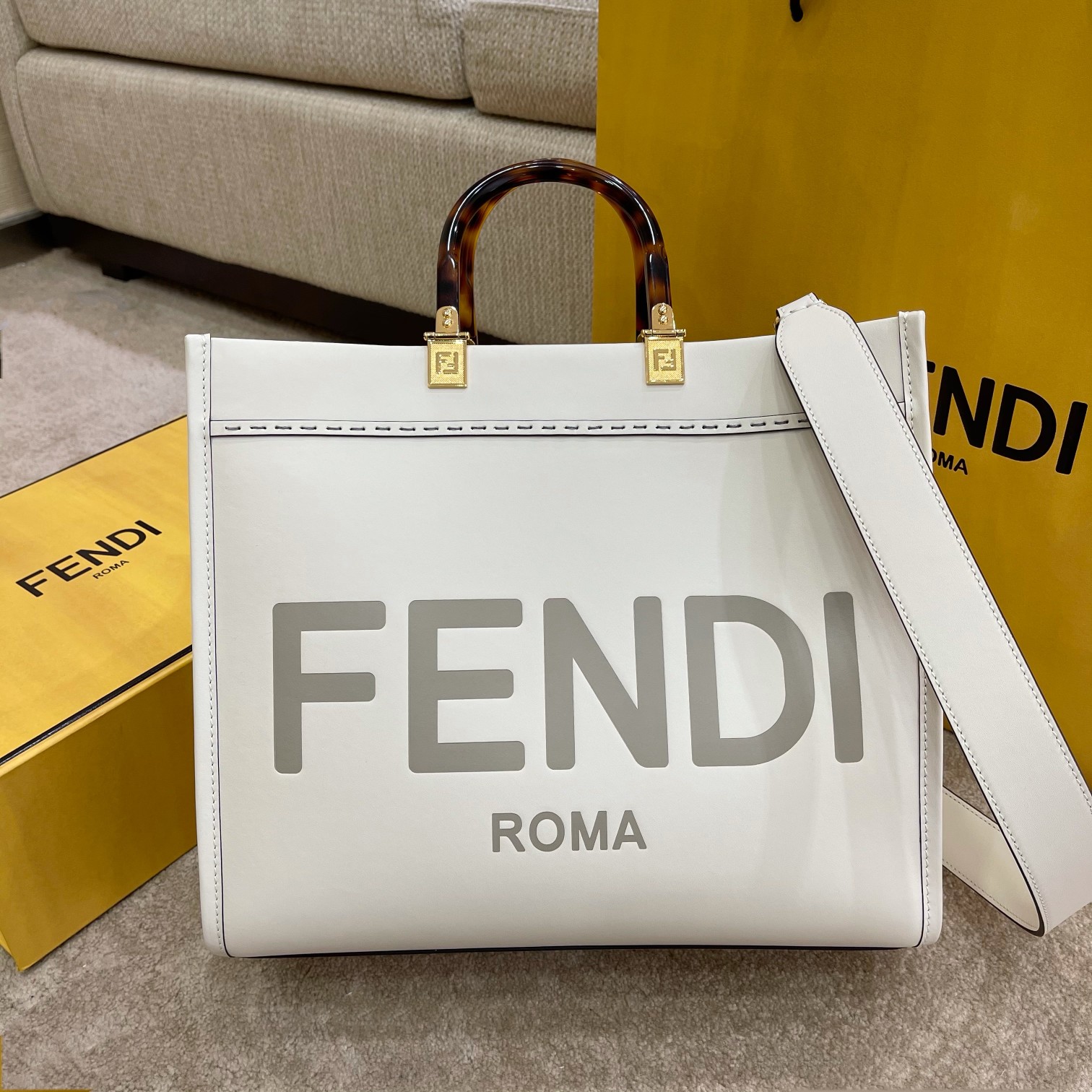 白色
小号全新size shine tote 
FÉŃĎI TOTE 托特包“阳光手提袋”
简单字母LOGO设计，琥珀色双手柄是整个包包最大焦点，单拧着就很有气场，也不勒手，小号还配有一条宽肩带，整体复古感超强，非常适合喜欢复古风的时髦精，硬货力推💥 
2801
尺寸35x17x31cm#15940