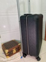 GF4343FB
Horizon 55 拉杆箱为 Taurillon 皮革压印标志性 Monogram 图案，演绎路的经典魅力。可锁止拉链、充裕内部空间和皮革加固边角尽显精湛匠艺，加宽拉杆和灵活双轮成就轻松旅程。

详细特征

(长度 x 高 x 宽)
* 复古 Monogram 帆布
* 网格内衬
* 牛皮饰边
* 金属件
* 大号外侧手柄
* 平整内层
* 皮革边角
* 拉链开合，配有锁扣
* 紧凑型双滑轮
* 可拆卸皮革名牌
* 机舱行李尺寸
* 容积：37 升
* 重量：3.5公斤—kg
* 手柄：双手柄
（16.0） - Image 3