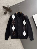 LV 2025 official website's latest winter sweater, synchronized with popular items on sale at counters! Specially supplied wool blended fabric Comfortable to feel It can directly touch the skin, with exquisite embroidered logos and badges that are extremely eye-catching! Details highlight the fashionable charm of big brands Exquisite craftsmanship Stereoscopic cutting style The wearing effect is unbeatable and handsome! All three standards are complete! Size: M-3XL