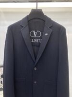 华伦天奴2025秋季新品男士休闲羊毛西装西服外套，高级定制高密西装面料，成衣经过丝光处理，超级柔软舒适，质感超赞。上身时尚有型，做工精雕细琢。视觉效果超强。专柜原版剪裁，全原版五金辅料，衣橱里绝无仅有的潮爆佳品。 尺码：M-3XL 178 140斤L修身 最大穿190斤 - Image 5