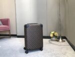 GF4343FB
全新 Horizon 拉杆箱以个性创意革新路易威登的传奇经典，为标志性 Monogram 帆布点缀旅行贴饰，追溯品牌传统行李箱的设计风尚。皮革边角保护和超大外置拉杆丰富智慧细节，打造优雅且实用的旅行伴侣。
详细特征
35.0 x 23×55cm
（长×宽×高）
·Monogram 帆布
.牛皮饰边
.织物内衬
.银色金属件
.拉链开合，配有挂锁
.路易威登标识
.内层平整
.弹性饰带
.口袋分层
.皮革边角
.大号外置拉杆
.4 个紧凑型滑轮
.机舱行李尺寸