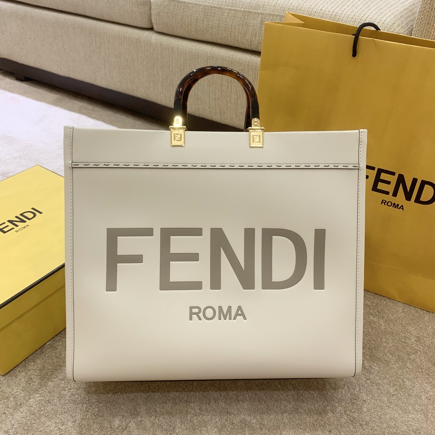米白
FÉŃĎI TOTE 托特包“阳光手提袋”
简单字母LOGO设计，琥珀色双手柄是整个包包最大焦点，单拧着就很有气场，也不勒手，整体复古感超强，非常适合喜欢复古风的时髦精，硬货力推💥 
2801
尺寸40x35x21cm#16060