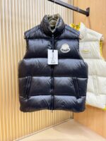 爆款羽绒服 2025新品 Moncler蒙口 新款羽绒马甲 秀场新品，品相非常完美，专柜高科技防水面料，内里90%白鹅绒填充，舒适保暖，色泽饱满诱人，非常出彩的设计，轻松将时髦感进阶，做工极为考究严谨，走线工整细致！大牌设计师巨作！上身不显臃肿、超级帅气！柜台码数: 1-5码