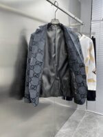 Gucci 2025ss Spring and Autumn new suit, high-end version! Customized fabrics for counters have high breathability and comfort, impeccable details, and brand element design concepts, reflecting high quality. Delicate and soft to the touch! Presenting casual tailoring, the upper body design is superb! Sizes: 48-56 can be paired with a set - Image 2
