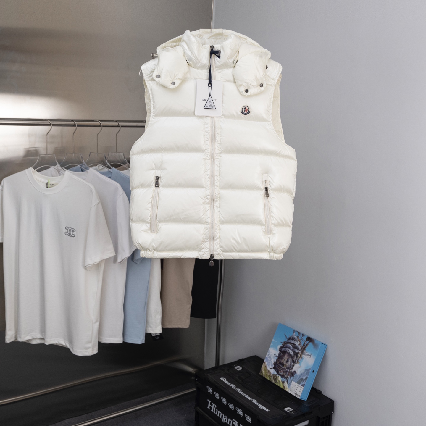 2025 Autumn/Winter New Collection 🆕 Top purchasing version of down jacket 𝐌𝐨𝐧𝐜𝐥𝐞𝐫 Mound Maya classic hooded vesttop-tierTruly exclusive style ‼️ Interior Artifacts for Autumn and Winter ❗ Good products from delayed channels, basic style, can be worn alone or paired with layering, which will give a more layered feel!one ⃣ Gray nylon lining, filled with full velvet, international standard 90% white duck down+10% feathers! High fluffiness and excellent insulation performance 👍two ⃣ Outer layer material, customer supplied m home nylon fabric material! Windproof and snow proof, with first-class feel and high density! Wearing it is not only breathable and comfortable, but also has good anti low temperature, anti-static and wrinkle effects!three ⃣ The most classic and recognizable new stand up collar design, with a detachable hat and brand logo embellishment, gives the upper body a very high street stylefour ⃣ Zipper and hardware combination make it look more advanced! Electroplated hardware, double-sided zipper placket can adjust clothing pattern, while also locking in temperature more effectively!