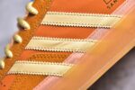 ▪细节鉴定
坏痞兔Bad Bunny x AD Gazelle Indoor Trainers "Benito"羚羊内训系统低帮复古百搭休闲运动德训风板鞋“棕色变形鞋头” JS5050 - Image 3