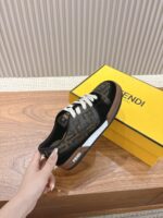 男码加10  Fendi芬迪板鞋首款大头运动鞋~~fendi match篮球运动鞋，最新元素注入加FF复古的设计，超经典百搭系列……
鞋面采用牛皮和牛猄拼接组合，侧面凸起的双F logo，内里采用毛巾布里，TPU发泡组合双色大底不一般的舒适！情侣款35-44 - Image 5