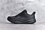纯原级别 HOKA ONE ONE Clifton 克里夫顿9代专业性能减震公路跑步鞋 轻盈透气的针织网面和纱线的使用让鞋面更挺拔 增强鞋面的强度和支撑性能 搭配柔软的鞋舌 让双脚在舒适包裹中跑的更加畅快 全新泡棉中底 柔软的同时增强回弹性能 为不同跑者提供更平稳流畅的脚感 带来全面的缓冲保护 根据人体工程学设计的延长拉襟 后跟处弹软的海绵填充舒适固定 避免掉跟和摩擦 相比上一代光滑的内衬 Clifton 9的内衬增强了摩擦力 避免双脚在鞋内滑动 SIZE：36 36.5 37.5 38 38.5 39 40 40.5 41 42 42.5 43 44 44.5 45