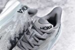 纯原级别 HOKA ONE ONE Clifton 克里夫顿9代专业性能减震公路跑步鞋 轻盈透气的针织网面和纱线的使用让鞋面更挺拔 增强鞋面的强度和支撑性能 搭配柔软的鞋舌 让双脚在舒适包裹中跑的更加畅快 全新泡棉中底 柔软的同时增强回弹性能 为不同跑者提供更平稳流畅的脚感 带来全面的缓冲保护 根据人体工程学设计的延长拉襟 后跟处弹软的海绵填充舒适固定 避免掉跟和摩擦 相比上一代光滑的内衬 Clifton 9的内衬增强了摩擦力 避免双脚在鞋内滑动 SIZE：36 36.5 37.5 38 38.5 39 40 40.5 41 42 42.5 43 44 44.5 45 - Image 9