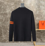 L Autumn/Winter New Product, Tranquil Luxury: Say Goodbye to Exaggerated Logo and Bold Design. The LP sweaters of 2025 will place greater emphasis on "inner beauty", conveying a confident and elegant tone that is not noisy and has its own voice through ultimate fabrics, exquisite details, and relaxed contours. The soft touch is extremely skin friendly, with a classic round neck and slightly drooping cut. The sleeve length may slightly cover the back of the hand, bringing a sense of wrapped security and laziness.Counter size: M~3XLNumber of recommended height and weight codes that can be reported. - Image 3