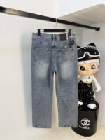 【Armani Jeans | Classic Denim, Embossed with Luxury DNA】 When streetwear meets haute couture, a pair of jeans can become a badge of status.
Deconstructing the language of denim with centuries-old craftsmanship, we infuse every inch of fabric with a modern attitude and luxurious details, making everyday wear a silent declaration of taste.
✨ A pair of jeans is an attitude, and even more so, a legacy.
It's not just a wardrobe essential, but also an interpretation of the brand's spirit—
"From suitcases to jeans, we have always defined the boundaries of luxury with the ultimate craftsmanship."
Sizes: 28-42 - Image 9