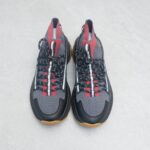 Moncler男士 Monte Runner 防水针织运动鞋
  该系列运动鞋延续了品牌的山地基因，透气防水，耐磨实穿，设计橡胶复合鞋底 适用于任何地形，具有耐久性和出色抓地力，增强缓冲和回弹力 搭配TPU尾翼，
  无论是都市漫游还是各类山地户外运动，都能轻松驾驭，潮酷个性叉充满科技感的外观，喜Gorpcore户外机能风的千万不能错过户外跑步都市漫步设计
Size:38-45 - Image 5