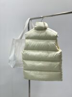 Moncler 蒙口，2025冬季最新品，专柜同步有售，原单狠货，时尚休闲羽绒马甲，上身舒适！吸睛而有亮点，采用进口原版面料，顶级刺绣🪡工艺字母图案logo，原版五金辅料装饰，简单而不失时尚，上身时尚帅气，2️⃣色推荐，码数：1-5


1	2	3	4	5	
衣长	62	64	66	68	70	
肩宽	43	44	45	46	47	
胸围	110	114	118	122	126	
下摆	108	112	116	120	124	
门襟拉链	63	65	66.5	68.5	70	
面袋拉链	16	16	16	16	16	
里袋拉链	16	16	16	16	16 - Image 2