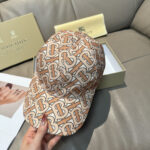 Comes with box and bag, Burberry's latest baseball cap, genuine custom made, brand new TB pattern, original printed fabric, meticulously crafted and flawless, original factory quality, exclusive physical shooting, easy to assemble! - Image 5