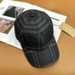 🧢 Burberry's new original baseball cap is a hot selling item at the counter. It features a pure cotton lining, perfect fit, original quality, exclusive physical shooting, and is suitable for both men and women - Image 5