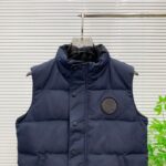 💰Canada Goose加拿大鹅男女同款羽绒马甲
➖ 正品同步防伪芯片感应！
➖ 进口百灵达绣花机定制万针绣花标！
➖ 进口21支涤棉混纺原厂面料，采用Feather-Light 10D防水涂层面料，由84.5的聚酯纤维和15.5的棉制成，100%全网最好手感！
➖ 正品官网同步国标95白鸭绒！等一系列误导！
➖ 100%尼龙nylon里布双重双层封禁设计，防止跑绒，领口及口袋内里采用顶级摇粒绒保暖又舒适！
➖ 吉田YKK客供原厂定制电镀拉头，双向可锁定拉链，紧实顺滑不掉漆！
➖ 3M复合原版魔术贴经久耐用，辅料五金全部拆版定做！
尺码：XS-XXL - Image 2