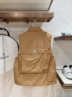 特级羽绒⬆️Moncler Grenoble Tongass羽绒户外马甲.高端黑标系列.原厂替换面料.特级鹅颈绒填充.

🎁出厂标配全套柜台礼盒包装.升级原版磁吸礼盒.

Tongass羽绒马甲提供保护而不显厚重，专为温和天气时进行户外活动而设计。

Tongass羽绒马甲是轻盈性能外套的研究成果。功能性面料紧致耐久，同时不增加额外的重量。配有宽大的实用口袋和登山扣，可减少您的随身行李数量。
详情
•专为户外活动设计
•采用紧致面料制成
•聚酯纤维衬里
•填充羽绒
•按扣开合
•实用口袋设有按扣、拉链和魔术贴开合
•抽绳下摆
•正面登山扣
•反光细节
Size：1-5 奶白/浅棕色/黑色 
D00780 - Image 9