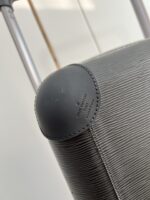 GF4343FB
独家实拍 黑色水波纹拉杆箱】全新 Horizon 拉杆箱以个性创意革新路易威登的传奇经典，为标志性 Monogram 帆布点缀旅行贴饰，追溯品牌传统行李箱的设计风尚。皮革边角保护和超大外置拉杆丰富智慧细节，打造优雅且实用的旅行伴侣。详细特征35.0 x 23×53cm（长×宽×高）人工测量1-2cm误差 - Image 2