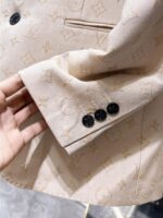 Louis Vuitton LV 2025ss Spring and Autumn new suit, high-end version! Customized fabrics for counters have high breathability and comfort, impeccable details, and brand element design concepts, reflecting high quality. Delicate and soft to the touch! Presenting casual tailoring, the upper body design is superb! Size range: 48-58 - Image 8