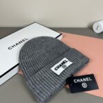 💰Chanel官网品质香奈儿秋冬网红时尚博主推荐款针织帽，藏着不动声色的高级感，每一处线条都透着利落大方，简约而不简单，大方且不失格调，处处细节都彰显着高端品味，时尚感在克制中愈发耐人寻味。 - Image 8