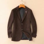 Hermes' new men's wool suit jacket for autumn and winter 2025 is made to high standards with top-notch ready to wear clothing. It is custom-made in Italy with wool fabric, which has a delicate and soft feel. The upper body is firm and stylish, with a natural and comfortable texture. The continuity of the fabric is excellent, and the upper body effect is superb, suitable for any body shape. The overall brand is decorated with Thousand Bird Grid craftsmanship, exuding a strong sense of luxury. The design of two buttons, atmospheric and perfect ready to wear cut, stands out in terms of styling effect, and is a must-have for urban early autumn casual matching. Size: M-4XL slim fit 178 135 L slim fit maximum weight 190 pounds - Image 2