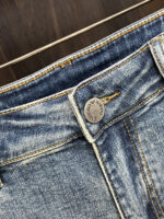 【Armani Jeans | Classic Denim, Embossed with Luxury DNA】 When streetwear meets haute couture, a pair of jeans can become a badge of status.
Deconstructing the language of denim with centuries-old craftsmanship, we infuse every inch of fabric with a modern attitude and luxurious details, making everyday wear a silent declaration of taste.
✨ A pair of jeans is an attitude, and even more so, a legacy.
It's not just a wardrobe essential, but also an interpretation of the brand's spirit—
"From suitcases to jeans, we have always defined the boundaries of luxury with the ultimate craftsmanship."
Sizes: 28-42 - Image 5