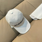 Comes with a box bag, Balenciaga classic original baseball cap, 1:1 custom mold, brand new 3D embroidery, exquisite and flawless! Original canvas fabric+top layer cowhide, meticulous workmanship, original factory quality, exclusive physical photography.