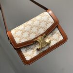 CÉLINE/赛琳TRIOMPHE帆布系列21年 新款凯旋门Box豆腐包，可肩背 可斜挎 新款老花图案跟之前相比 凯旋门更加立比之前更时髦，整体看起来也很复古 超级好搭配 冬天配大衣 春秋配风衣 夏天配个裙子什么的也是👌的，实用就不用说了 box豆腐包 包如其名真的特别能装 。包身采用帆布涂层，配可调节皮肩带采用100%进口小牛皮 帆布衬里 金色亮面五金 按扣开合 即百搭 又实用的一款包。支持专柜对比！
中号尺寸：22.5X16.5X7.5cm 编号：#93737350
小号尺寸：18.5X14X6cm 编号：#9373637300 - Image 3