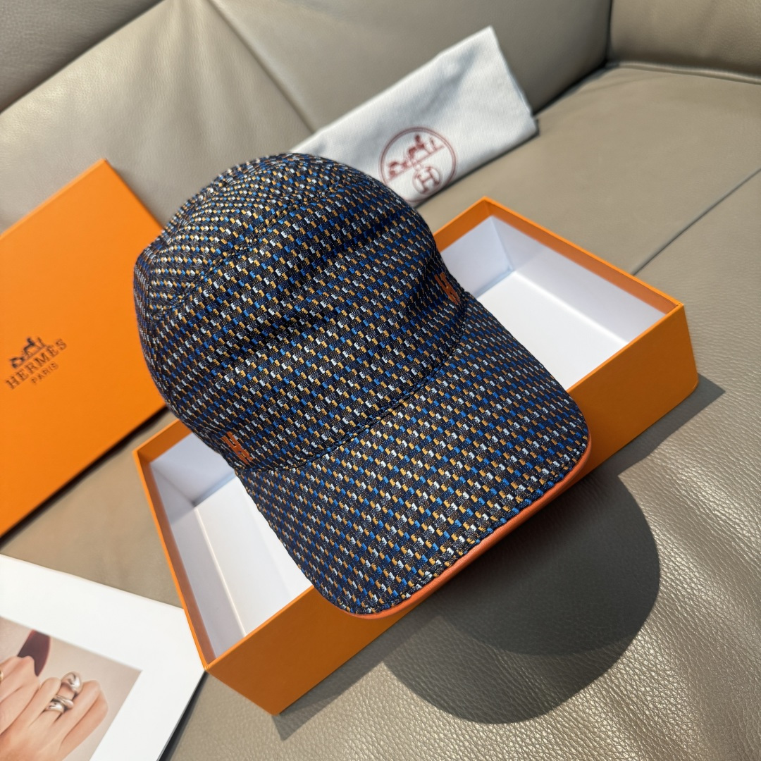 配盒子布袋，HERMÈS (爱马仕)原单棒球帽，经典H， 正品开模订制，原版透气帆布面料+头层牛皮，原厂精钢调节扣，做工细致，时尚帅气质量超赞！