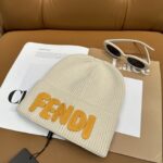 Fendi FENDI Knitted Hat 😘 😱 Simple and elegant 👍  The tight knitting method is very thick, soft and comfortable 🙈 Warm and stylish ❤️ can't bear to put it down 👍 Dear, hurry up and get it 👍😘 Same gender design! - Image 6