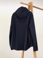 上衣，裤子
Kiton 奇顿 2025FW早秋新品 
休闲连帽套装｜那不勒斯匠心与现代休闲的天作之合

上衣：功能性与奢华感的双重奏

连帽设计为造型注入随性张力，同时兼顾日常穿搭的实用性。衣身点缀的立体 KNT 刺绣与纽扣上的品牌标识，是品牌对细节偏执的无声宣言。精选的高阶面料，兼具挺括质感与舒适垂坠感，单穿是腔调满满的休闲单品，内搭则能为正装造型增添松弛感，在商务与休闲场景间自如切换。

裤装：高定工艺的休闲表达

长裤采用微弹版型，后腰的松紧设计暗藏巧思，既保留了西裤的利落轮廓，又赋予穿着者无束缚的舒适体验。后袋的同色系 KNT 刺绣，与上衣形成呼应，让套装的整体感跃然眼前。无论是搭配上衣打造成套造型的高级感，还是单穿适配各种鞋履风格，都能轻松演绎那不勒斯式的优雅休闲风。

从面料甄选到工艺打磨，这套连帽套装将品牌“为奢华休闲立序”的理念贯彻到底，是都市男士衣橱里突破风格边界的典藏之选。
……………………………………………………
❥∙Size：48-56 - Image 2