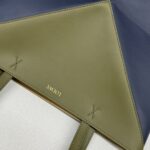 L⊚℮w℮新款🆕小号拼色 亮面牛皮革 Puzzle Fold Tote采用标志性包袋的标志性几何线条，并通过图形和建筑面板重新设计它们 使包完全可以折叠平整，饰有低调的 L⊚℮w℮品牌标志，🉑️肩背或手提 绒面革衬里L⊚℮w℮烫金。
size:25.5*14.5*31.5CＭ
型号：052316 - Image 5