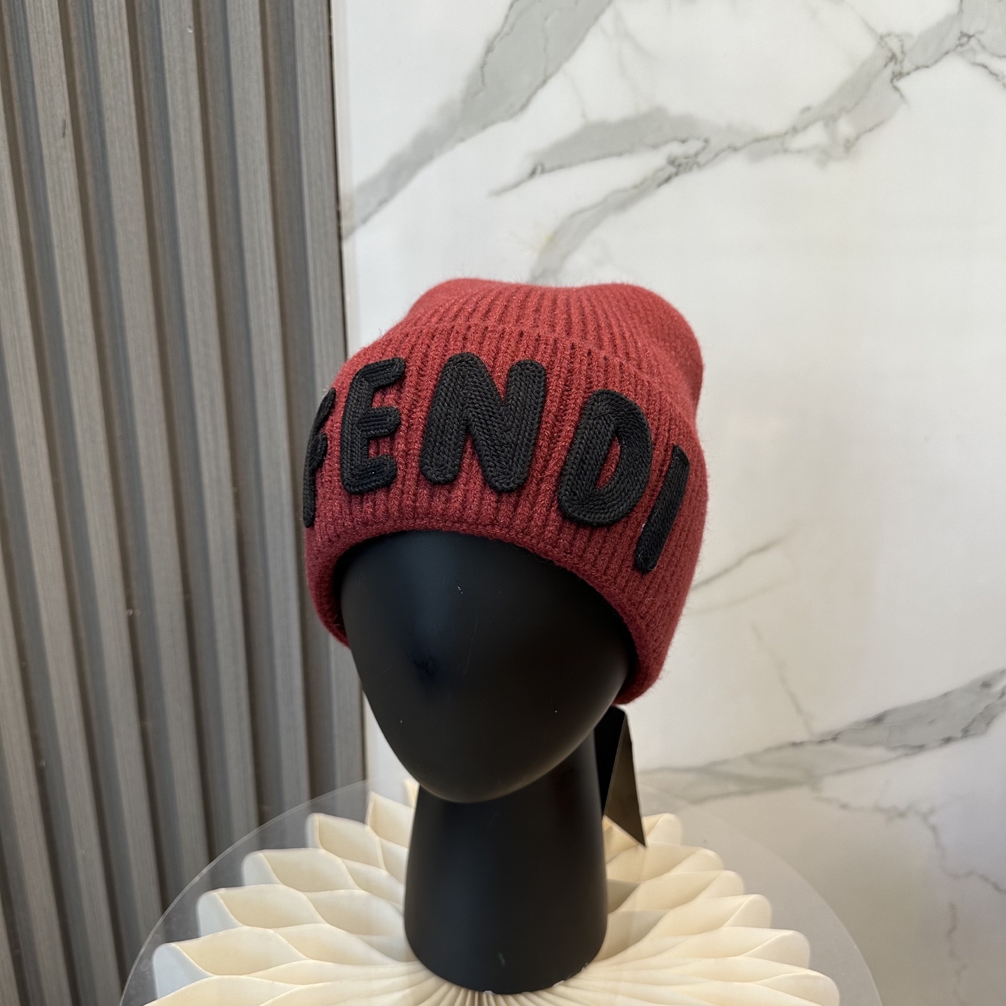 Fendi FENDI Knitted Hat 😘 😱 Simple and elegant 👍  The tight knitting method is very thick, soft and comfortable 🙈 Warm and stylish ❤️ can't bear to put it down 👍 Dear, hurry up and get it 👍😘 Same gender design!