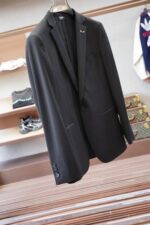 Fendi/25SS autumn and winter new suit suit suit 🫑🫑 Two piece trendy and fashionable suit, a must-have item for business elite wardrobes, men's formal wear, fashionable and trendy wear, brand classic logo logo logo super generous, classic styles will be released every quarter! Wearing the pattern is really great, strongly recommended!Sharp and ergonomic tailoring, with a tall and handsome upper body, simple and elegant. Comfortable and slim fit, showcasing a gentlemanly demeanor at a glance. Made from carefully selected suit fabrics, including 20% wool, 18% viscose, 58% polyester, and 4% spandex, the fabric feels soft and delicate, with good luster and elasticity. The waist is made of sheepskin and leather, and is adorned with Louis Vuitton's soul logo embossed with letters! The silhouette and waist cinching add more comfort to the dressing of stylish men, making them look slim yet handsome!Used for making high-end professional and business formal suits, renowned worldwide for its classic and solemn design style. A high-end business casual suit set that requires high craftsmanship, takes a long time to make, and can be worn all year round!The fabric is flat, with a smooth and full texture, and a firm appearance. It is made of high-quality cotton wool material, and the quality of the material is visible when tied tightly.Regarding details: The high-end suit is cut with a modern feel, combining traditional cutting art with modern production techniques. It adopts fully imported automatic cutting pieces, with almost zero error in each piece of fabric, and then hand sewn by top tailors to ensure the fit and beauty of every part. The front two layers are saved, and according to the principles of ergonomics, it is slim fitting but not tight fitting. The elastic of the cow tendons on both sides of the waistband of the trousers can be adjusted! Not wearing tight waists!Classic collar design, classic style without conservatism, simple and elegant. The lining of the collar is made of pure handmade tribute needles, and we insist on hand sewing handicrafts, all of which are from the hands of experienced craftsmen. The quotation is based on the labor and time consumption per meter, and each stitch is rigorous and excellent, without any burrs or stitches on both sides. Handcrafted sleeves, hand nail buckles, hand calibration, and handmade threading can be seen everywhere, delicate and smooth, effectively reducing static electricity in autumn and winter, creating a high sense of unity on the surface and inside. It is worth buying for any man, as it can boost your face in various formal occasions!Color: Black【 Size 】: 46-56 - Image 9