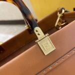 焦糖
小号全新size shine tote 
FÉŃĎI TOTE 托特包“阳光手提袋”
简单字母LOGO设计，琥珀色双手柄是整个包包最大焦点，单拧着就很有气场，也不勒手，小号还配有一条宽肩带，整体复古感超强，非常适合喜欢复古风的时髦精，硬货力推💥 2801S
尺寸35x17x31cm#15940 - Image 4