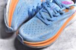 纯原级别 HOKA ONE ONE Clifton 克里夫顿9代专业性能减震公路跑步鞋 轻盈透气的针织网面和纱线的使用让鞋面更挺拔 增强鞋面的强度和支撑性能 搭配柔软的鞋舌 让双脚在舒适包裹中跑的更加畅快 全新泡棉中底 柔软的同时增强回弹性能 为不同跑者提供更平稳流畅的脚感 带来全面的缓冲保护 根据人体工程学设计的延长拉襟 后跟处弹软的海绵填充舒适固定 避免掉跟和摩擦 相比上一代光滑的内衬 Clifton 9的内衬增强了摩擦力 避免双脚在鞋内滑动 SIZE：36 36.5 37.5 38 38.5 39 40 40.5 41 42 42.5 43 44 44.5 45 - Image 8